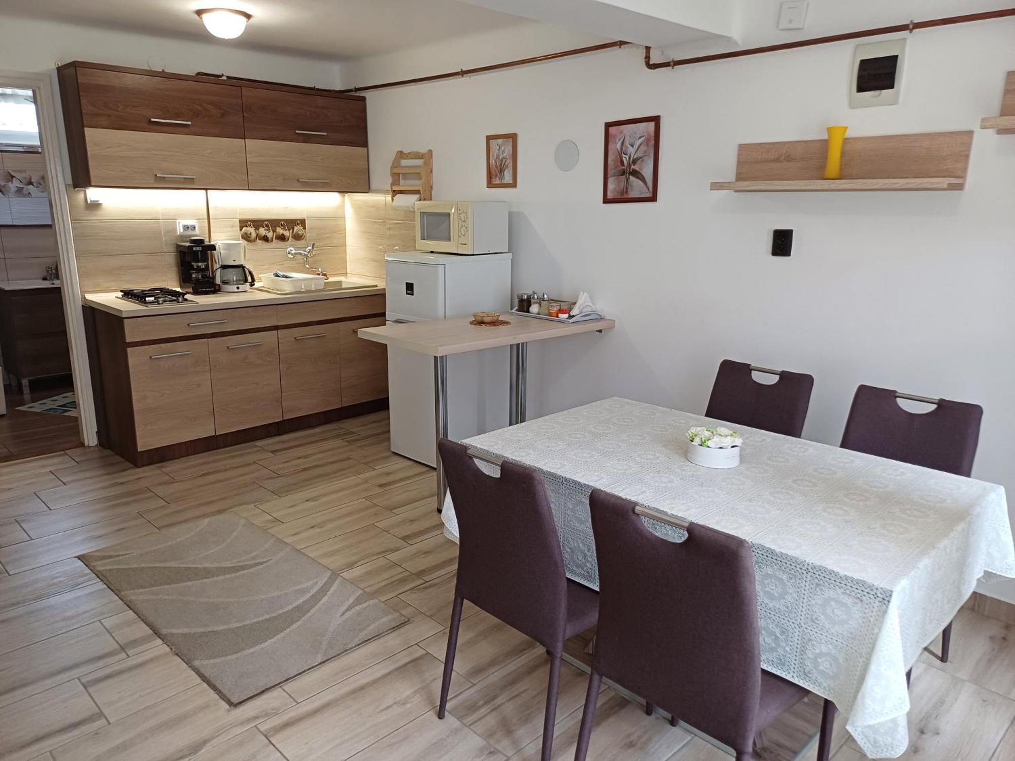 Eszter Vendeghaz Appartement Tiszafüred Buitenkant foto