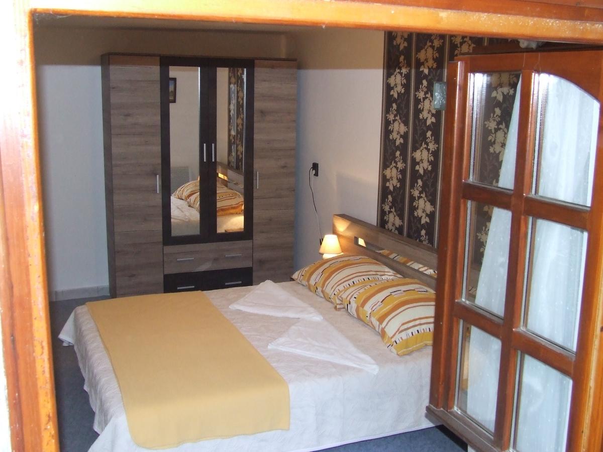 Eszter Vendeghaz Appartement Tiszafüred Buitenkant foto