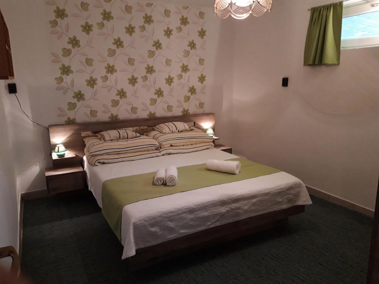 Eszter Vendeghaz Appartement Tiszafüred Buitenkant foto